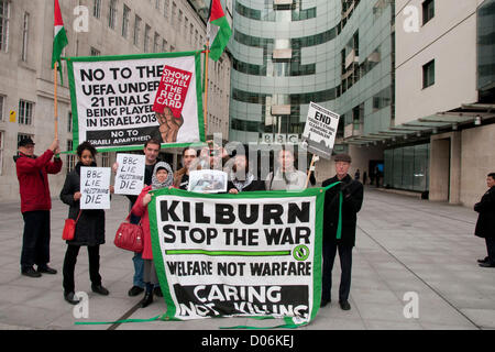 Londres, Royaume-Uni. 19/11/12. Stop the War Coalition (STWC) et des groupes pro-Palestiniens qui protestaient devant BBC Broadcasting House. Les manifestants affirment qu'il y a trop de parti pris en faveur du Gouvernement israélien dans la BBC, la couverture du conflit en Israël et à Gaza, en particulier par leur rédacteur diplomatique, Johnathan Marcus Crédit : Pete Maclaine / Alamy Live News Banque D'Images