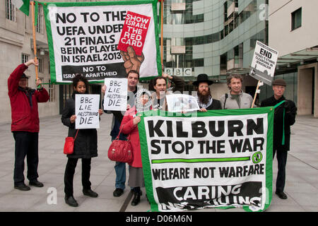 Londres, Royaume-Uni. 19/11/12. Stop the War Coalition (STWC) et des groupes pro-Palestiniens qui protestaient devant BBC Broadcasting House. Les manifestants affirment qu'il y a trop de parti pris en faveur du Gouvernement israélien dans la BBC, la couverture du conflit en Israël et à Gaza, en particulier par leur rédacteur diplomatique, Johnathan Marcus Crédit : Pete Maclaine / Alamy Live News Banque D'Images