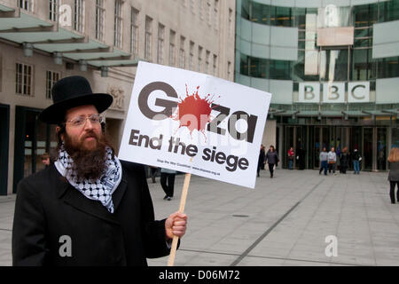 Londres, Royaume-Uni. 19/11/12. Un rabbin est titulaire d'une plaque comme la Coalition contre la guerre (STWC) et des groupes pro-Palestiniens protestation devant BBC Broadcasting House. Les manifestants affirment qu'il y a trop de parti pris en faveur du Gouvernement israélien dans la BBC, la couverture du conflit en Israël et à Gaza, en particulier par leur rédacteur diplomatique, Johnathan Marcus Crédit : Pete Maclaine / Alamy Live News Banque D'Images