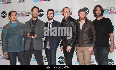 Los Angeles, Californie, USA. 18 novembre 2012. Linkin Park dans la salle de presse pour le 40e anniversaire American Music Awards (AMA) - SALLE DE PRESSE, Nokia Theatre à Los Angeles. Vivre, Los Angeles, CA, 18 novembre 2012. Photo par : Adam Orchon/Everett Collection Banque D'Images