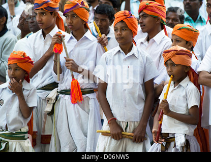 Les garçons indiens en costume traditionnel lors d'un festival dans les rues de Puttaparthi. L'Andhra Pradesh, Inde Banque D'Images