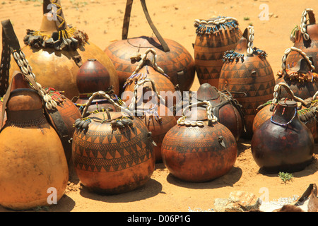 L'Afrique, l'Éthiopie, la vallée de la rivière Omo Tribu Hamer calebasse artisanat calebasses sur l'affichage Banque D'Images