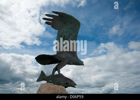 Osprey sculpture à l'embouchure de la rivière Spey à Spey Bay sur le Moray Firth. 8439 SCO Banque D'Images