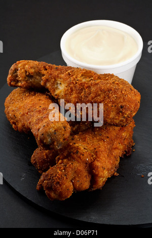 Trois morceaux de poulet frit du sud croustillant avec des frites Banque D'Images