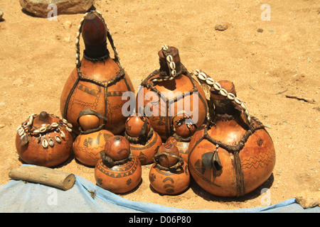 L'Afrique, l'Éthiopie, la vallée de la rivière Omo Tribu Hamer calebasse artisanat calebasses sur l'affichage Banque D'Images