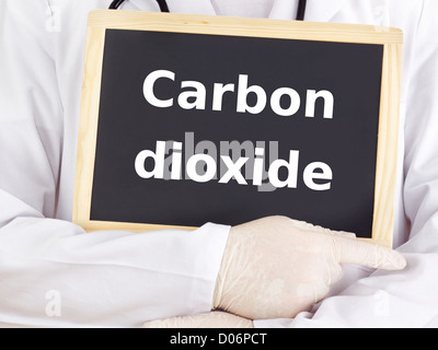 Médecin affiche des informations : le dioxyde de carbone Banque D'Images