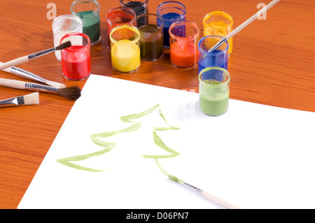 Arbre de Noël peint sur feuille de papier blanc Banque D'Images