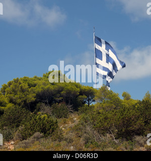 Gigantesque drapeau grec en montagne. Zakynthos, Grèce. Banque D'Images