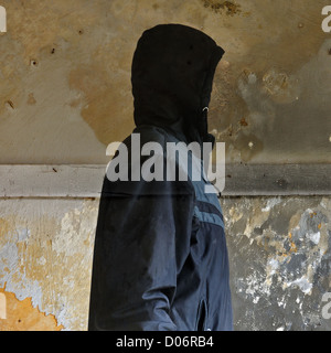 L'homme invisible contre la texture du mur en ruine moisis dans l'intérieur abandonnés. Banque D'Images