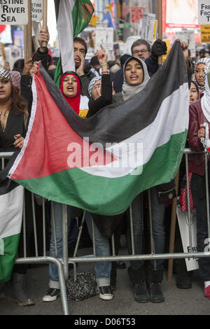 Des démonstrations de simultanée et pro-palestinienne des groupes pro-israéliens dans Times Square, NYC, concernant l'attaque des deux côtés. Les manifestants Pro-Palestinian Banque D'Images