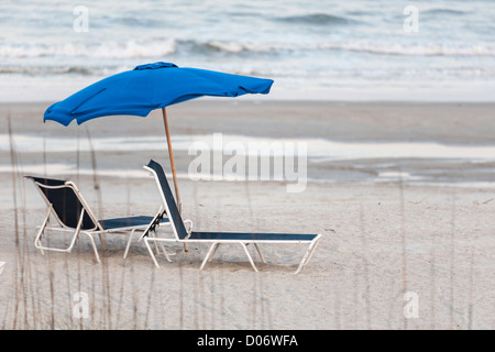 Des transats vides sous parasol à Amelia Island, Floride Banque D'Images