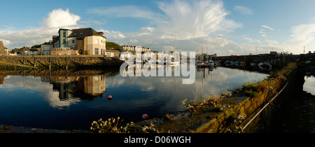 Un soir d'été vue panoramique à marée haute le port de plaisance. Ceredigion Aberystwyth Wales UK Banque D'Images
