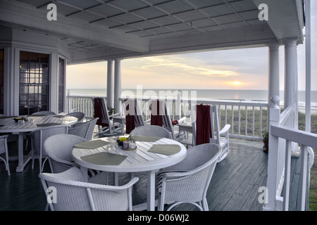 Vue panoramique du lever du soleil sur l'océan Atlantique, du portique de l'Elizabeth Pointe Lodge à Amelia Island, Floride Banque D'Images