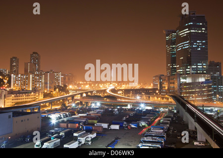 Trafic dans Hong Kong at night Banque D'Images