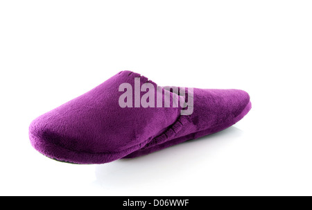 Paire de chaussons mauve isolé sur fond blanc Banque D'Images