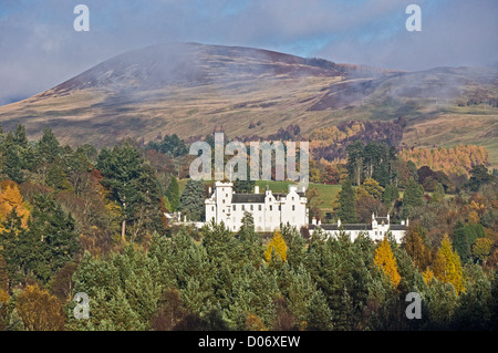 Des nuages se levant au-dessus du château de Blair avec une montagne derrière à Blair Atholl Perthshire Scotland, lors d'une journée ensoleillée d'automne, vue de la route A 9 Banque D'Images