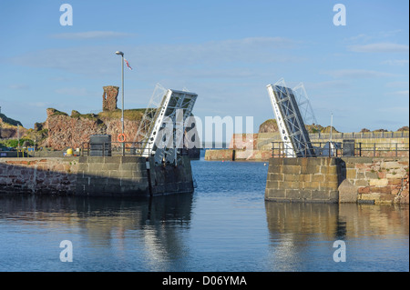 L'anneau de levage pont entre le nouveau et le vieux ports dans le village de pêcheurs de Dunbar, East Lothian, en Ecosse. Banque D'Images