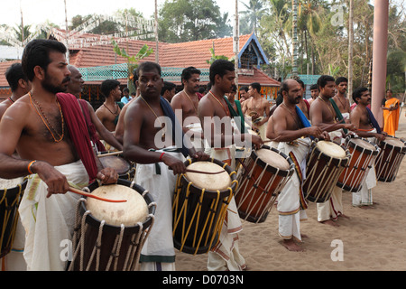 Le plus traditionnel de tous les melams s'appelle Pandi Melam qui s'effectue généralement en dehors du temple, pendant le festival. Banque D'Images