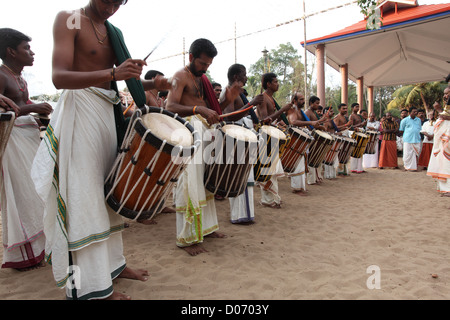 Le plus traditionnel de tous les melams s'appelle Pandi Melam qui s'effectue généralement en dehors du temple, pendant le festival. Banque D'Images