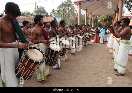 Le plus traditionnel de tous les melams s'appelle Pandi Melam qui s'effectue généralement en dehors du temple, pendant le festival. Banque D'Images