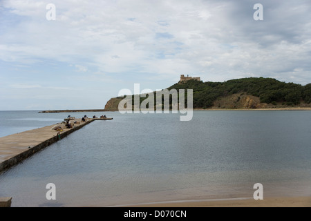 La ville de Tabarka et le fort génois sur la côte des Barbaresques, au nord-ouest de la Tunisie Banque D'Images