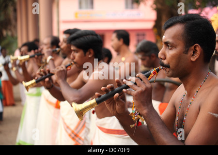 Le plus traditionnel de tous les melams s'appelle Pandi Melam qui s'effectue généralement en dehors du temple, pendant le festival. Banque D'Images