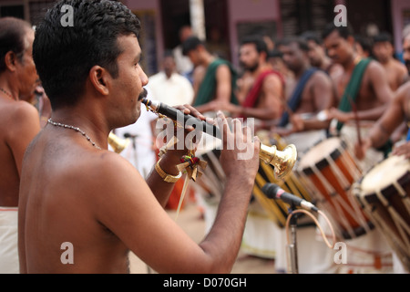 Le plus traditionnel de tous les melams s'appelle Pandi Melam qui s'effectue généralement en dehors du temple, pendant le festival. Banque D'Images