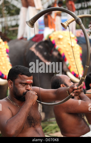 Le plus traditionnel de tous les melams s'appelle Pandi Melam qui s'effectue généralement en dehors du temple, pendant le festival. Banque D'Images