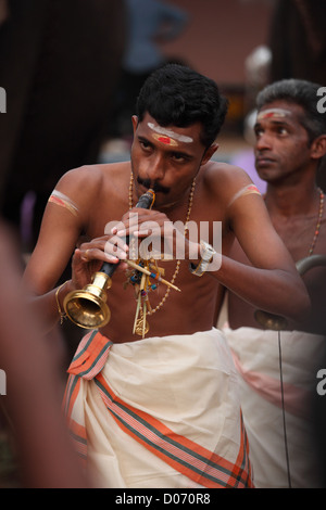 Le plus traditionnel de tous les melams s'appelle Pandi Melam qui s'effectue généralement en dehors du temple, pendant le festival. Banque D'Images