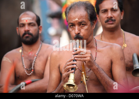 Le plus traditionnel de tous les melams s'appelle Pandi Melam qui s'effectue généralement en dehors du temple, pendant le festival. Banque D'Images