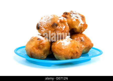 Plaque bleue avec Dutch donut aussi connu comme oliebollen, la veille du Nouvel An traditionnel nourriture isolé sur fond blanc Banque D'Images