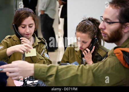 Ashdod, Israël. 19 Nov, 2012. Les soldats des FDI renforcent l'Ashdod Centre de commandement et de contrôle municipaux d'urgence et coordination des opérations de sauvetage entre municipalité et militaires Accueil commande avant à la lumière de missiles et de roquettes palestiniennes de Gaza. incendie Le centre de contrôle, qui sert habituellement la ville de 250 mille en affaires municipales, est maintenant renforcée avec la main-d'oeuvre de traiter avec le pilier de la Défense offensive à Gaza et les situations d'urgence. Banque D'Images