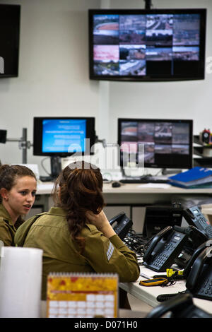 Ashdod, Israël. 19 Nov, 2012. Les soldats des FDI renforcent l'Ashdod Centre de commandement et de contrôle municipaux d'urgence et coordination des opérations de sauvetage entre municipalité et militaires Accueil commande avant à la lumière de missiles et de roquettes palestiniennes de Gaza. incendie Le centre de contrôle, qui sert habituellement la ville de 250 mille en affaires municipales, est maintenant renforcée avec la main-d'oeuvre de traiter avec le pilier de la Défense offensive à Gaza et les situations d'urgence. Banque D'Images