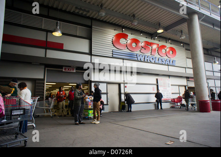 Corporation Shoppers en dehors d'un magasin Costco Wholesale au centre commercial à New York le dimanche 18 novembre, 2012. (© Richard B. Levine) Banque D'Images