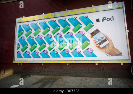 La publicité pour la ligne d'Apple d'ipod sur un panneau dans le quartier de Chelsea, New York Banque D'Images