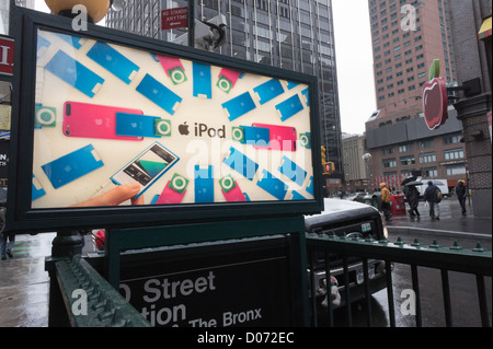 La publicité pour l'Apple Ipod sur la ligne de métro d'un kiosque à New York le Mardi, Novembre 12, 2012. (© Richard B. Levine) Banque D'Images