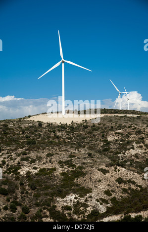 Parc éolien sur les montagnes Troodos Chypre Banque D'Images