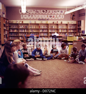 Des enfants assis dans la bibliothèque de l'école pour enfants Lantzville l'île de Vancouver, Colombie-Britannique Canada Kathy DEWITT