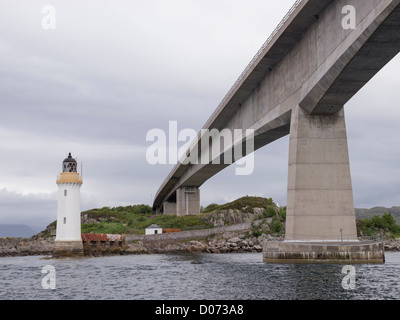 Le Skye road bridge et Kyleakin phare sur la petite île d'Eilean Bàn, en Écosse. Banque D'Images