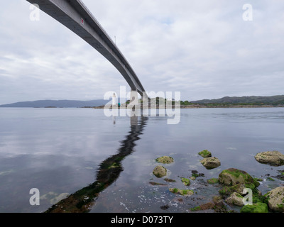 Le pont de Skye sur Loch Alsh et le phare de Kyleakin à Kyle of Lochalsh, en Ecosse. Le pont continue la route A87. Banque D'Images