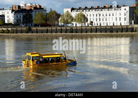 Véhicule de tourisme amphibie jaune sur la Tamise à Millbank LONDON Banque D'Images