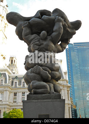 Jacques Lipchitz sculpture avec Philadelphia City Hall, à l'arrière-plan. 1976 dédié dans le cadre de l'USA bicentenial Banque D'Images