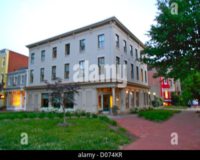 Le bâtiment situé à l'angle sud-est de East Capitol Street et 3rd Street dans le quartier historique de Capitol Hill à Washington, DC, est un exemple notable de l'architecture du début du XXe siècle dans un quartier historique préservé. Banque D'Images