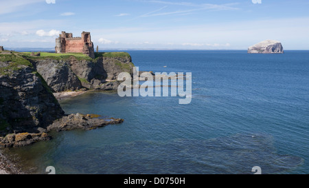 Le Château de Tantallon sur le bord de la falaise, avec la grosse pierre sur l'horizon. Une vue de la côte d'East Lothian, près de North Berwick, Banque D'Images