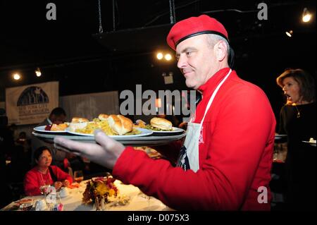 19 novembre 2012 - Manhattan, New York, États-Unis - Guardian Angels fondateur CURTIS SLIWA sert des repas que Kathie Lee Gifford, commissaire de police Raymond Kelly, ancien maire David Dinkins, Miss America pageant 2012 Laura Kaeppeler gagnant et Hoda Kotb et d'autres se portent volontaires au service de la mission de sauvetage de NYC's 12e édition de ''Grand Banquet de grâce'' repas pour les résidents sans-abri du centre-ville, le Centre de télévision communautaire, le lundi 19 novembre 2012. (Crédit Image : © Bryan Smith/ZUMAPRESS.com) Banque D'Images