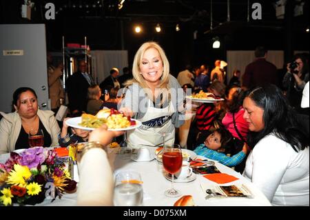 19 novembre 2012 - Manhattan, New York, États-Unis - KATHIE LEE GIFFORD, commissaire de police Raymond Kelly, ancien maire David Dinkins, Miss America pageant 2012 Laura Kaeppeler gagnant, des anges gardiens fondateur Curtis Sliwa et Hoda Kotb et d'autres se portent volontaires au service de la mission de sauvetage de NYC's 12e édition de ''Grand Banquet de grâce'' repas pour les résidents sans-abri du centre-ville, le Centre de télévision communautaire, le lundi 19 novembre 2012. (Crédit Image : © Bryan Smith/ZUMAPRESS.com) Banque D'Images