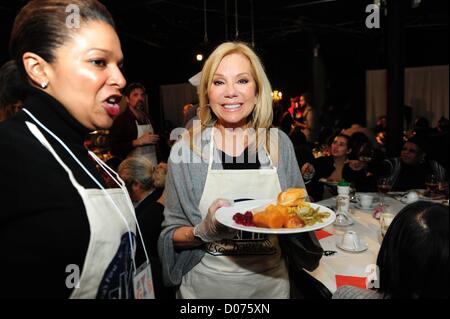 19 novembre 2012 - Manhattan, New York, États-Unis - KATHIE LEE GIFFORD, commissaire de police Raymond Kelly, ancien maire David Dinkins, Miss America pageant 2012 Laura Kaeppeler gagnant, des anges gardiens fondateur Curtis Sliwa et Hoda Kotb et d'autres se portent volontaires au service de la mission de sauvetage de NYC's 12e édition de ''Grand Banquet de grâce'' repas pour les résidents sans-abri du centre-ville, le Centre de télévision communautaire, le lundi 19 novembre 2012. (Crédit Image : © Bryan Smith/ZUMAPRESS.com) Banque D'Images