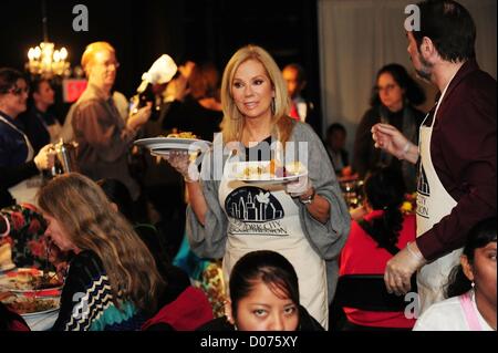 19 novembre 2012 - Manhattan, New York, États-Unis - KATHIE LEE GIFFORD, commissaire de police Raymond Kelly, ancien maire David Dinkins, Miss America pageant 2012 Laura Kaeppeler gagnant, des anges gardiens fondateur Curtis Sliwa et Hoda Kotb et d'autres se portent volontaires au service de la mission de sauvetage de NYC's 12e édition de ''Grand Banquet de grâce'' repas pour les résidents sans-abri du centre-ville, le Centre de télévision communautaire, le lundi 19 novembre 2012. (Crédit Image : © Bryan Smith/ZUMAPRESS.com) Banque D'Images