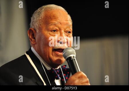 19 novembre 2012 - Manhattan, New York, États-Unis - l'ancien maire David Dinkins parle comme Kathie Lee Gifford, commissaire de police Raymond Kelly, Miss America pageant 2012 Laura Kaeppeler gagnant, des anges gardiens fondateur Curtis Sliwa et Hoda Kotb et d'autres se portent volontaires au service de la mission de sauvetage de NYC's 12e édition de ''Grand Banquet de grâce'' repas pour les résidents sans-abri du centre-ville, le Centre de télévision communautaire, le lundi 19 novembre 2012. (Crédit Image : © Bryan Smith/ZUMAPRESS.com) Banque D'Images