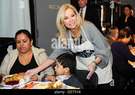 19 novembre 2012 - Manhattan, New York, États-Unis - KATHIE LEE GIFFORD, commissaire de police Raymond Kelly, ancien maire David Dinkins, Miss America pageant 2012 Laura Kaeppeler gagnant, des anges gardiens fondateur Curtis Sliwa et Hoda Kotb et d'autres se portent volontaires au service de la mission de sauvetage de NYC's 12e édition de ''Grand Banquet de grâce'' repas pour les résidents sans-abri du centre-ville, le Centre de télévision communautaire, le lundi 19 novembre 2012. (Crédit Image : © Bryan Smith/ZUMAPRESS.com) Banque D'Images